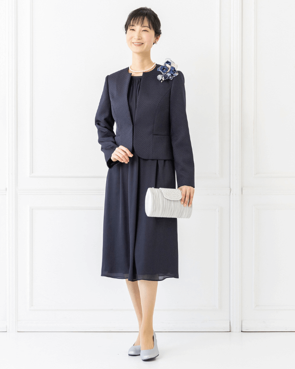 【ネイビー】ストレッチジャカード　ノーカラージャケット　サテン楊柳　お袖付きワンピース　セレモニースーツ　リボン付属　<6403331-74>